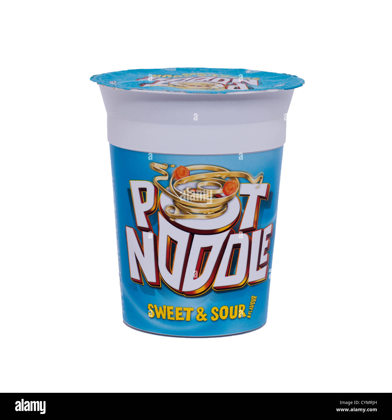 Un aigres-doux et Pot Noodle sur fond blanc Banque D'Images