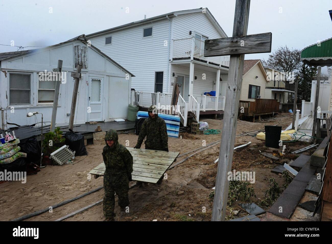 Le 7 novembre 2012 - Queens, New York, États-Unis - les Marines américains du 8ème Bataillon de soutien du génie à Camp Lejeune continuent d'assainissement comme NOR'EASTER hits Breezy Point, 7 novembre 2012. (Crédit Image : © Bryan Smith/ZUMAPRESS.com) Banque D'Images