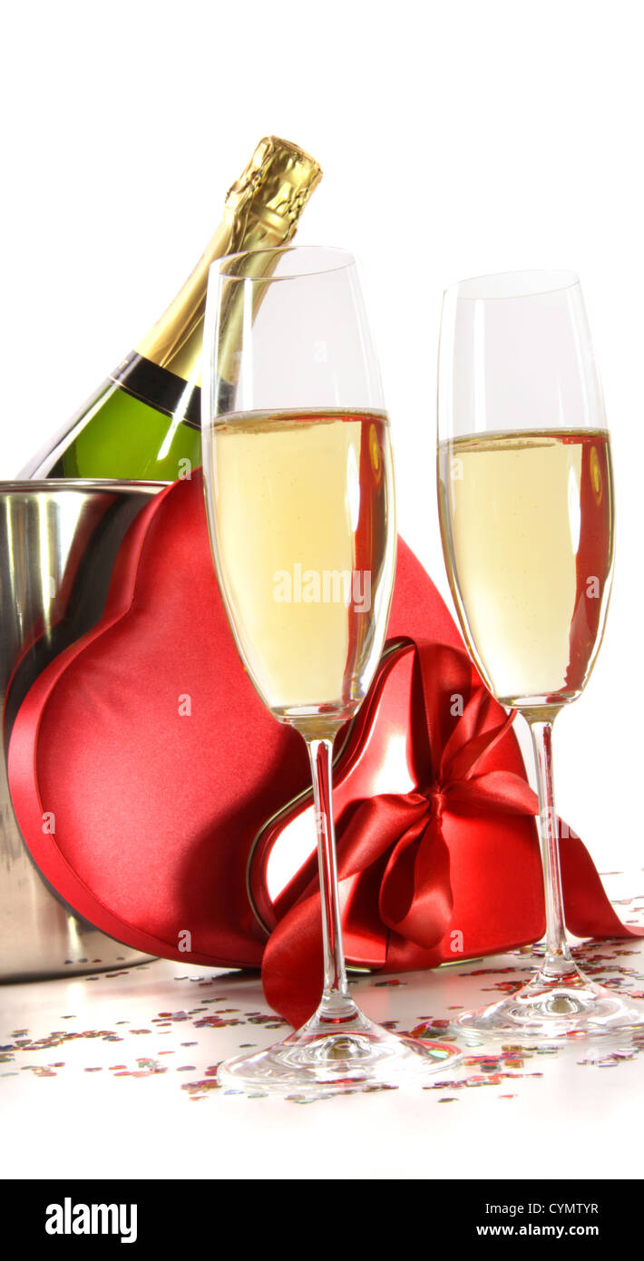 Verres de Champagne avec Cadeaux de Saint-Valentin sur fond blanc Banque D'Images