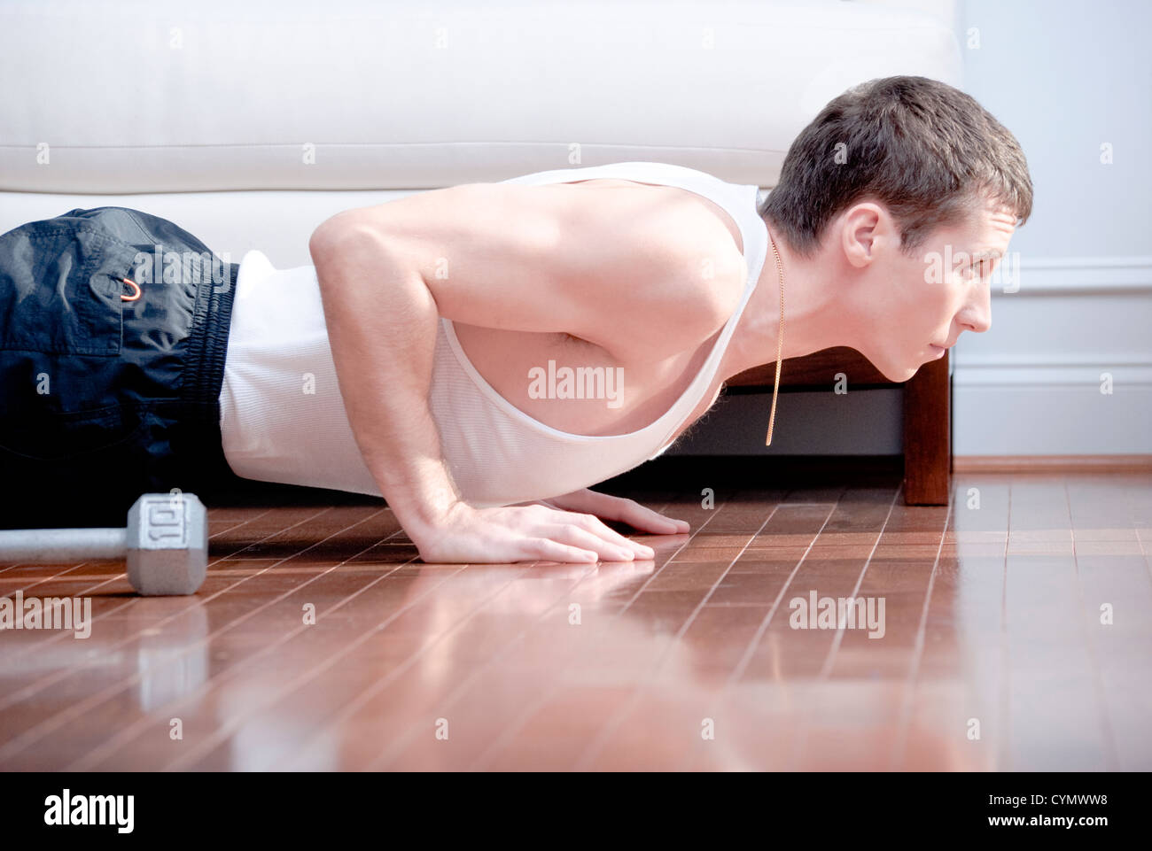 Portrait de l'homme faisant push-ups à côté de la table. Format horizontal. Banque D'Images