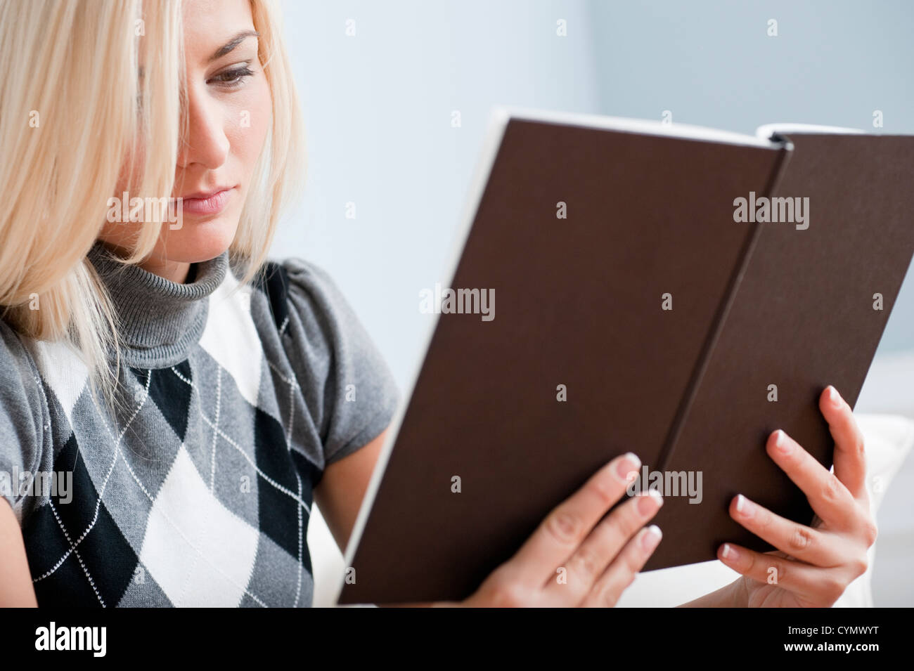Portrait Portrait de femme lisant un livre. Format horizontal. Banque D'Images