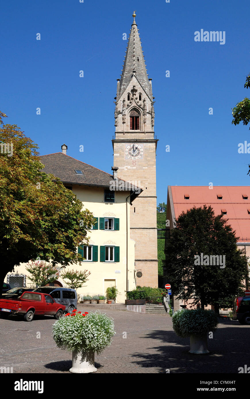 Église paroissiale de Termeno à la route des vins du Tyrol du Sud. Banque D'Images