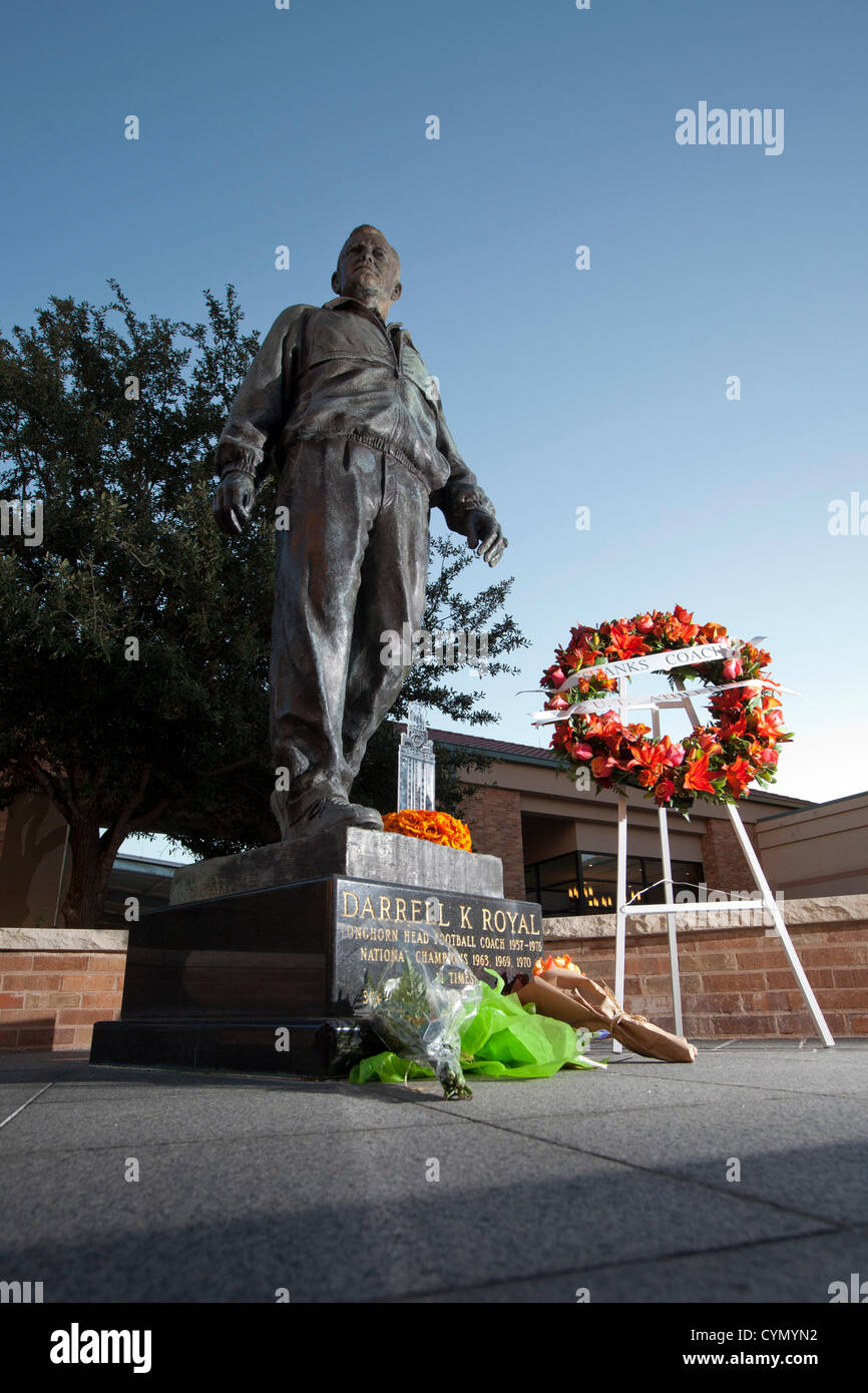 Une statue du légendaire entraîneur de football de l'Université du Texas Darrell K Royal ornées de fleurs après la mort de Royal à l'âge de 88 Banque D'Images