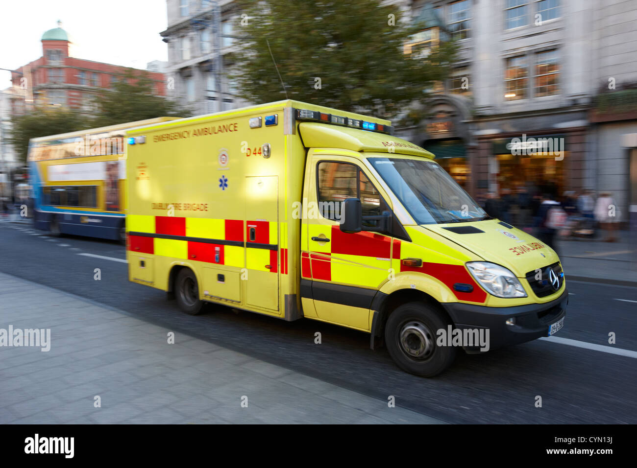 Dublin pompiers ambulance urgence vitesse dans oconnell Street Dublin République d'Irlande Banque D'Images