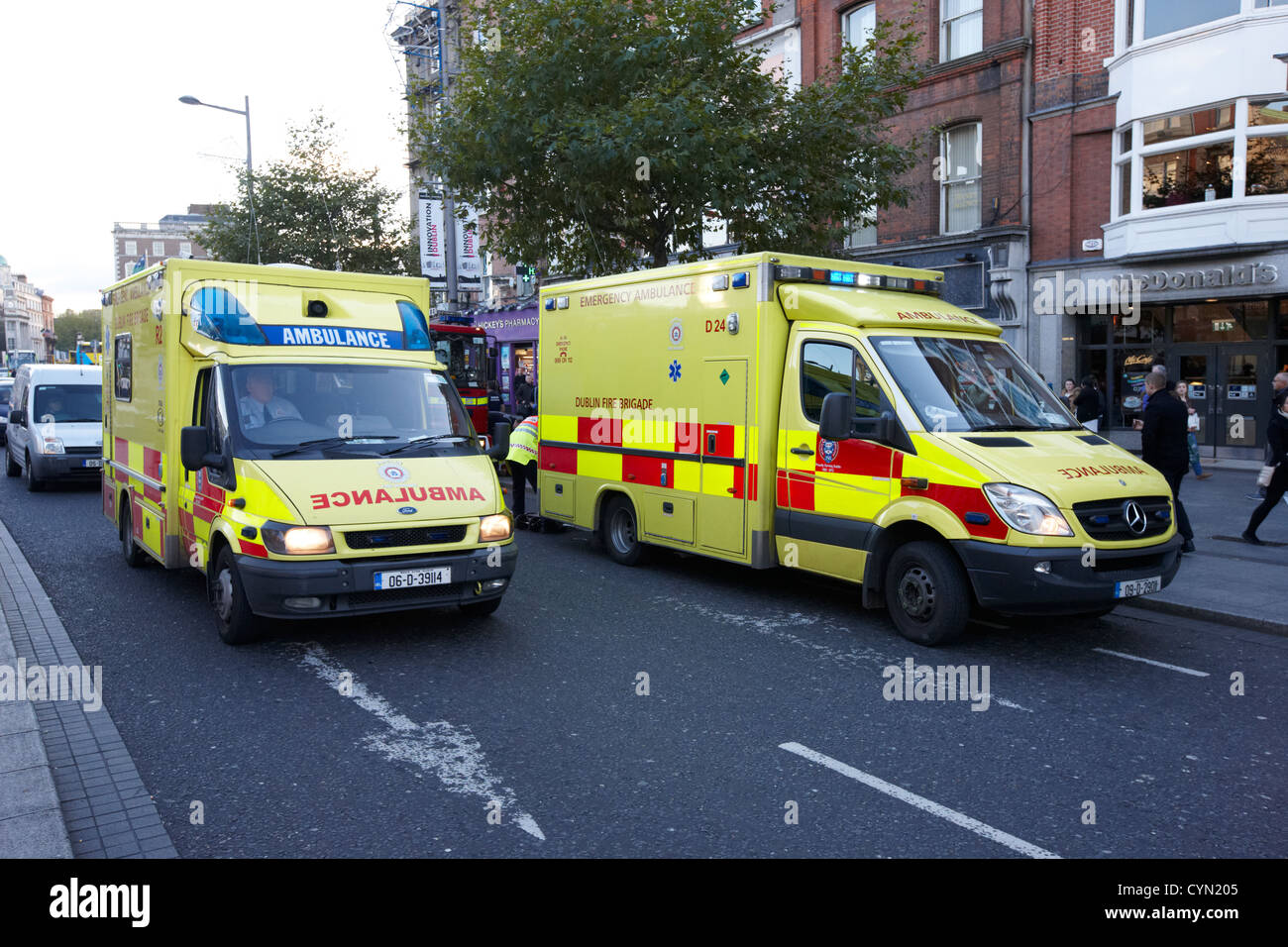 Les ambulances d'urgence pompiers de dublin le long de la rue oconnell Dublin République d'Irlande Banque D'Images