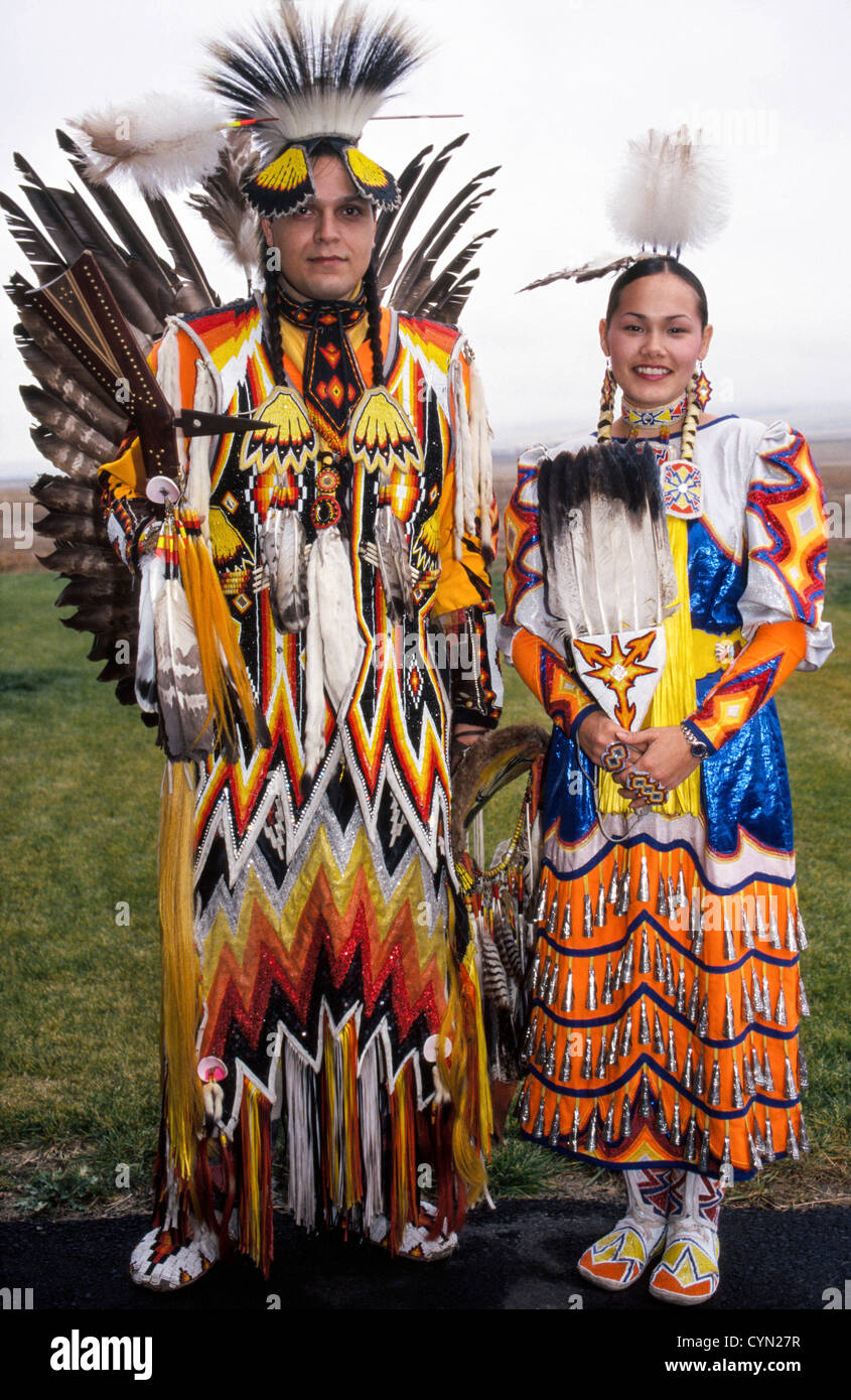 Un Native American Indian couple montre leur tenue de cérémonie sur la réserve indienne d'Umatilla près de Pendleton, Oregon, USA. Banque D'Images