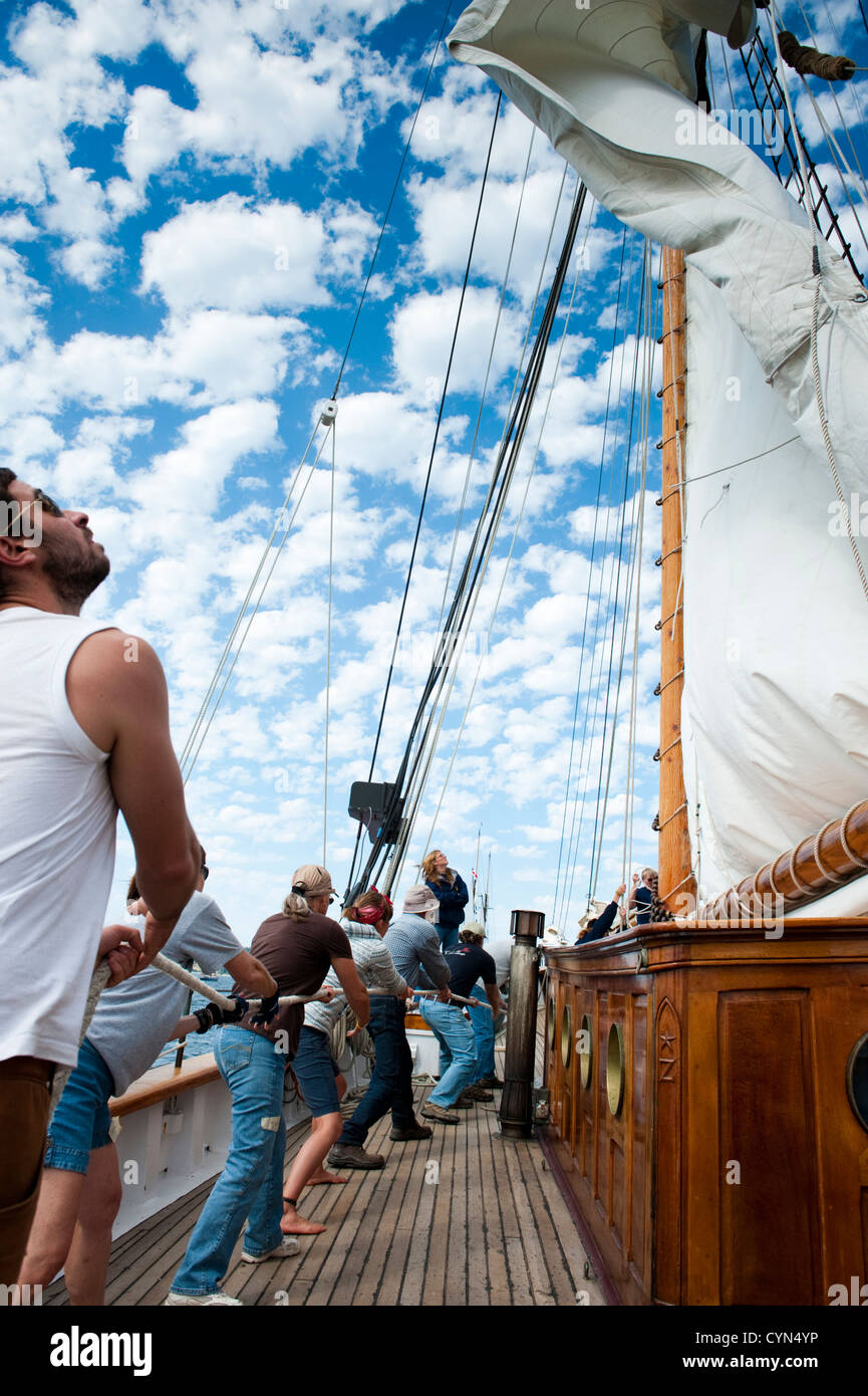 L'équipage sur une goélette en bois historique lors d'une course au Port Townsend Wooden Boat Festival à l'État de Washington, USA. Banque D'Images