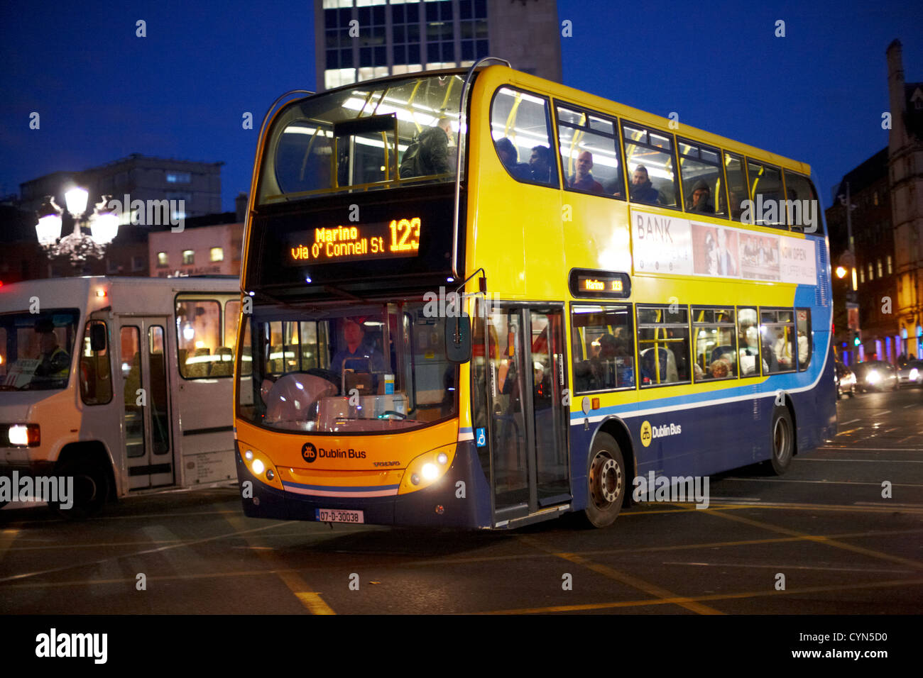 Dublin Bus crossing bridge dublin oconnell centre-ville la nuit république d'Irlande Banque D'Images