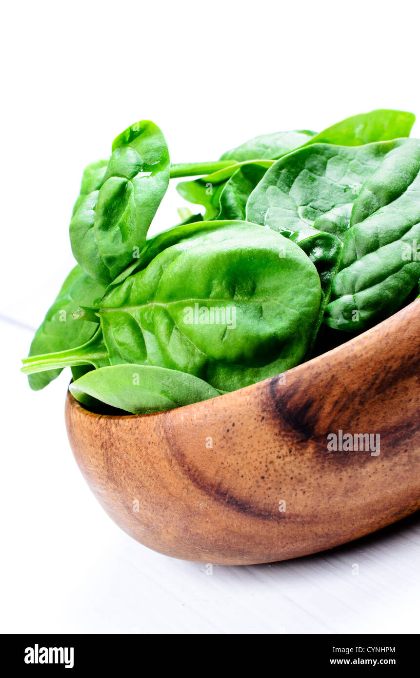 Bol en bois plein d'épinards Banque D'Images