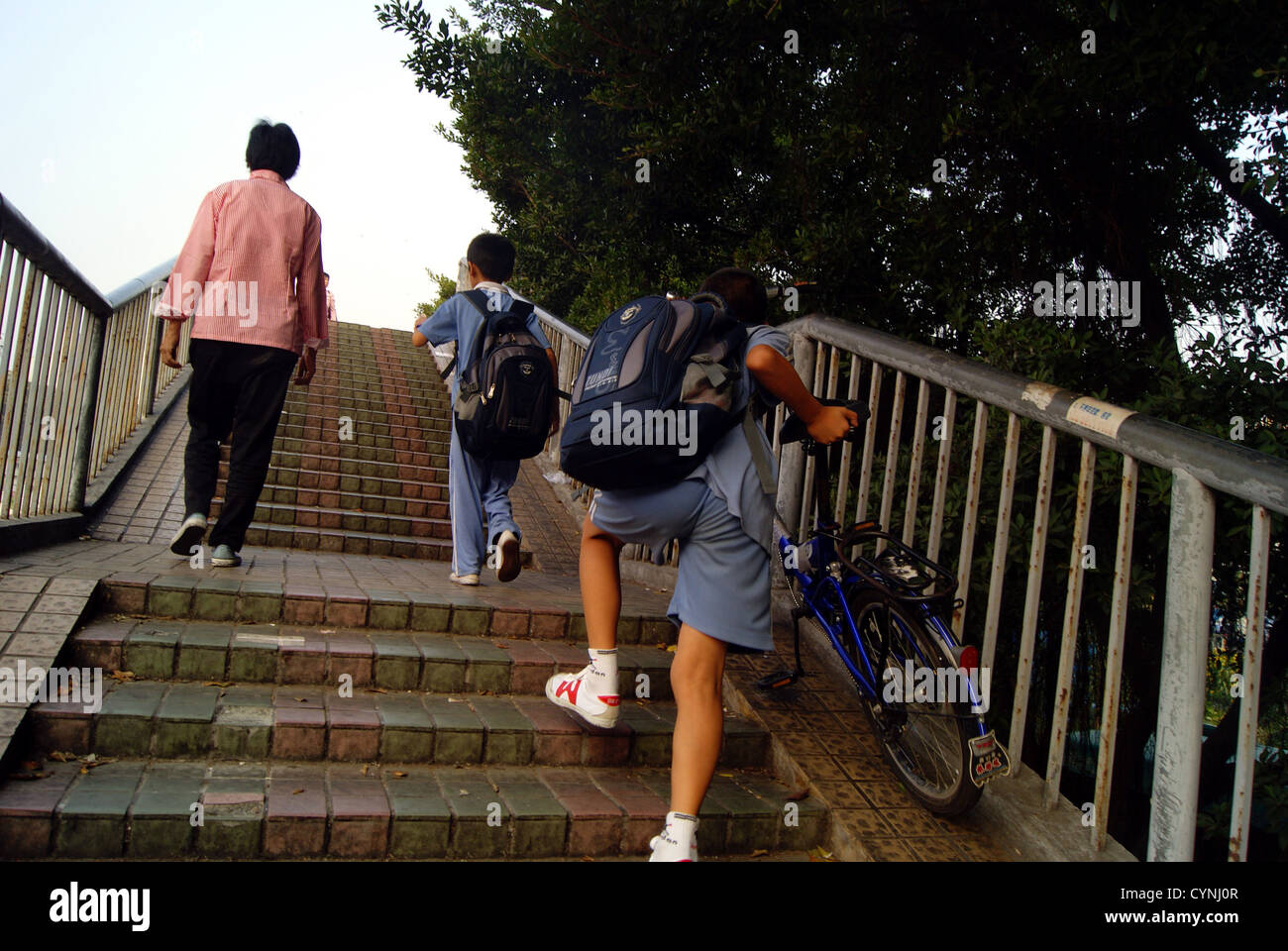 La Chine de l'école primaire les enfants rentrent de l'école Banque D'Images