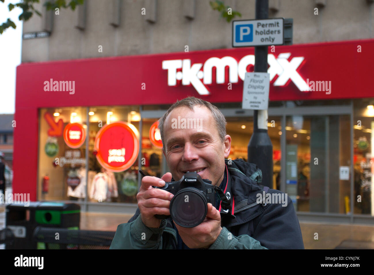 Chris, Porsz et paramédic Street photgrapher à Peterborough, sortir sur centre ville, Peterborough, UK Banque D'Images