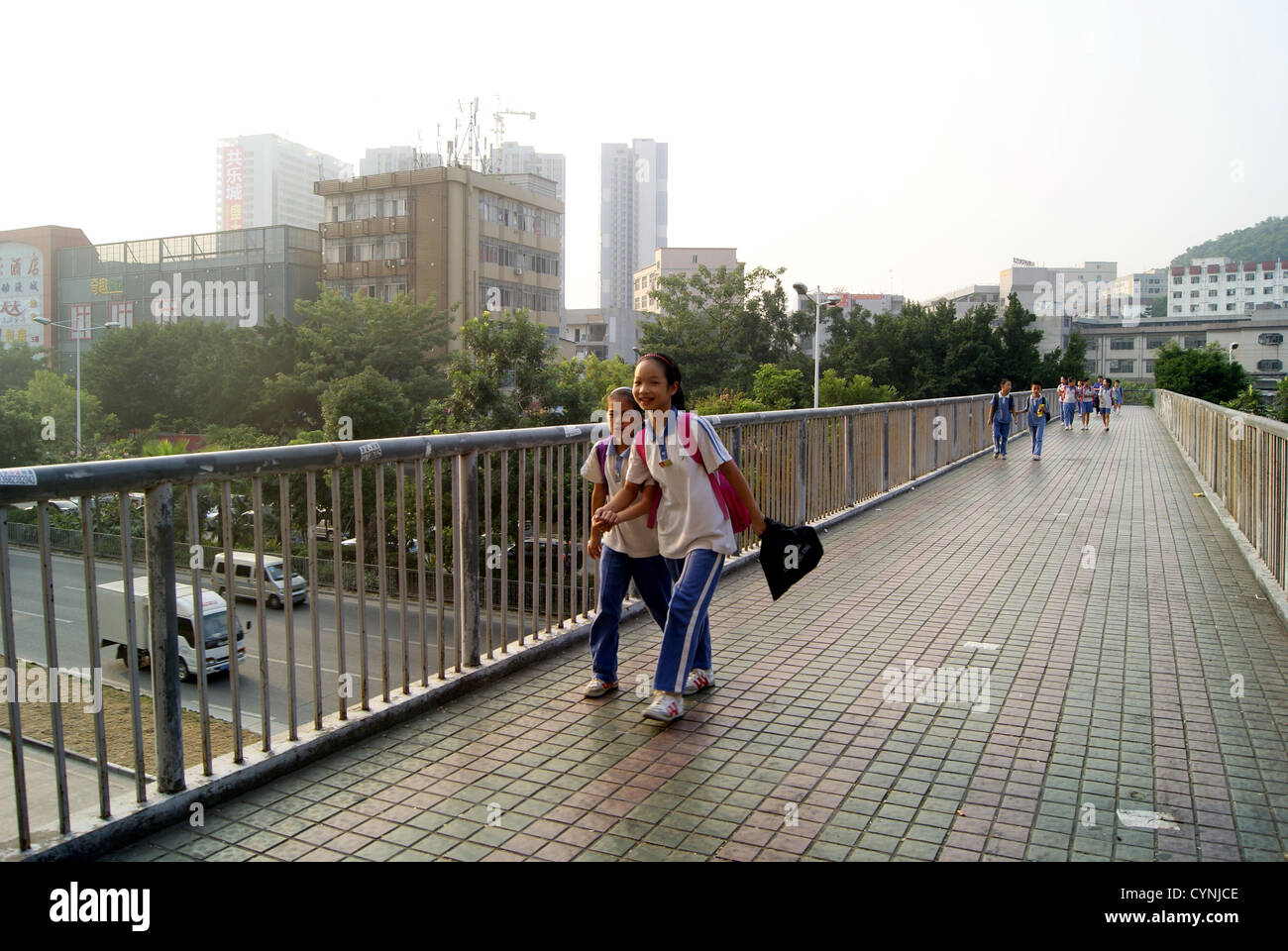 La Chine de l'école primaire les enfants rentrent de l'école Banque D'Images