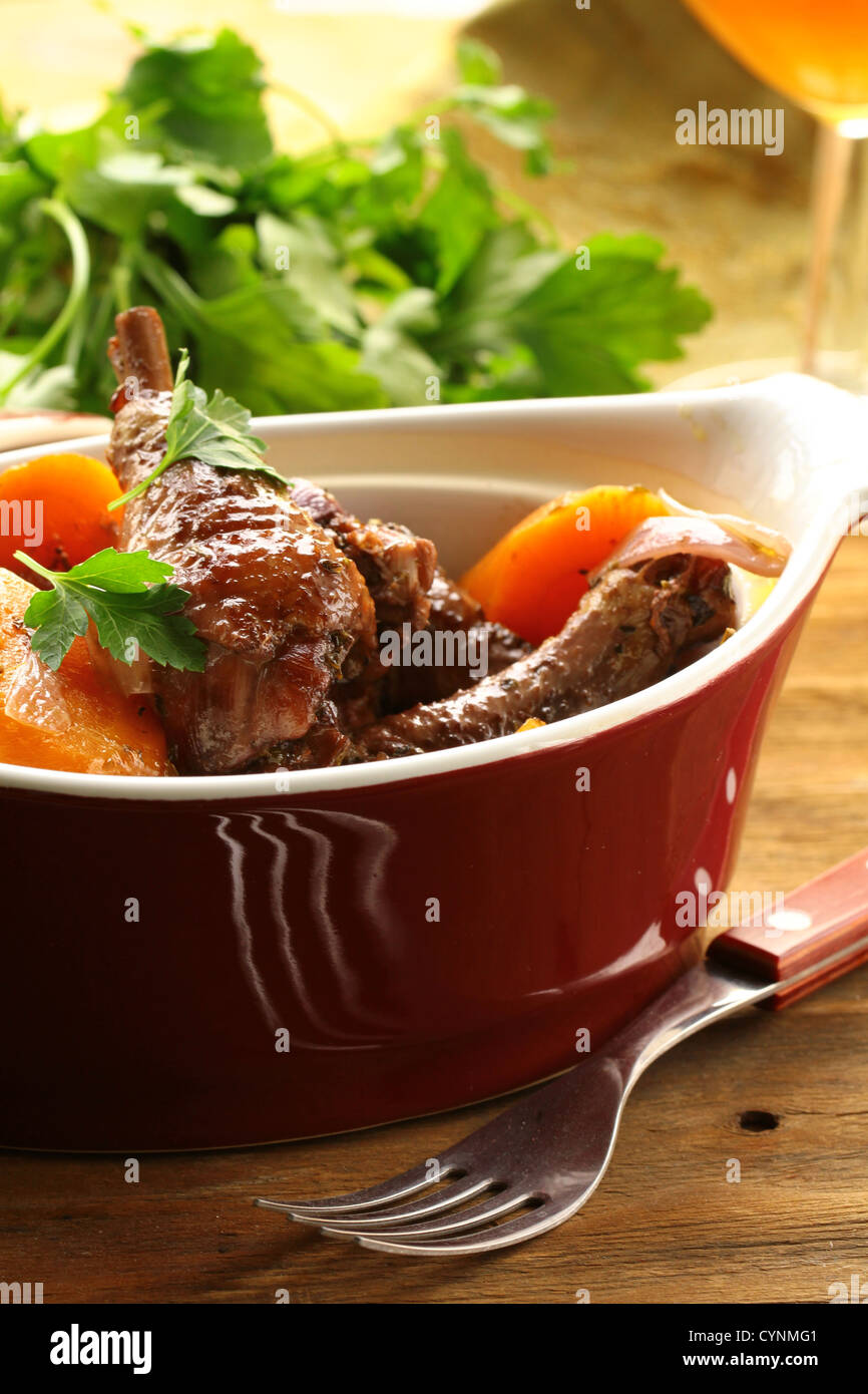 Une cuisine traditionnelle française - poulet dans le vin, coq au vin Banque D'Images