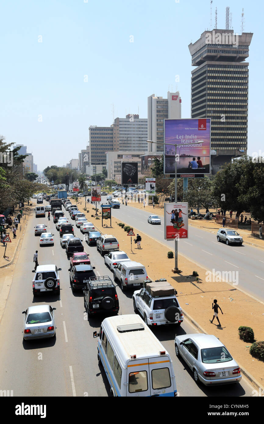 Cairo Road, le centre-ville de Lusaka, capitale de la Zambie. Findeco house à droite Banque D'Images