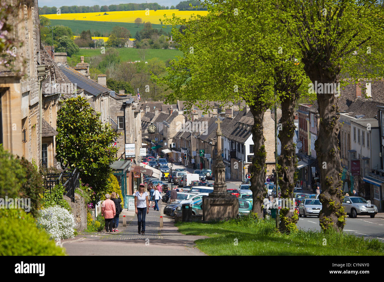 La rue principale de la populaire ville de Burford dans les Cotswolds, Oxfordshire, UK Banque D'Images