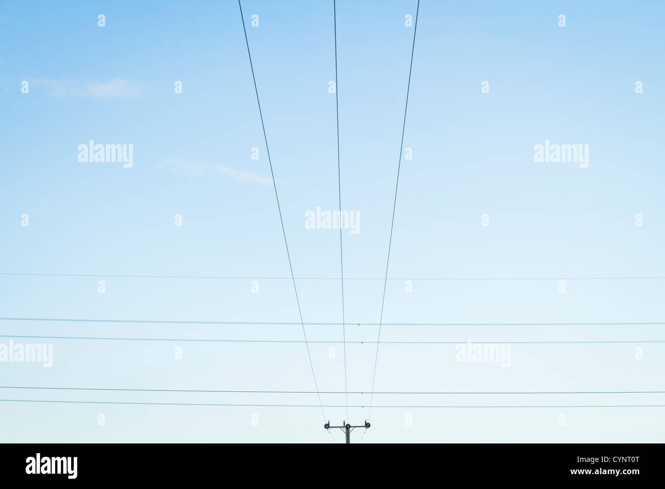 Fils croisés. Un ensemble de lignes d'électricité passant sur le dessus de l'autre vu contre un ciel bleu. Nottinghamshire, Angleterre, RU Banque D'Images