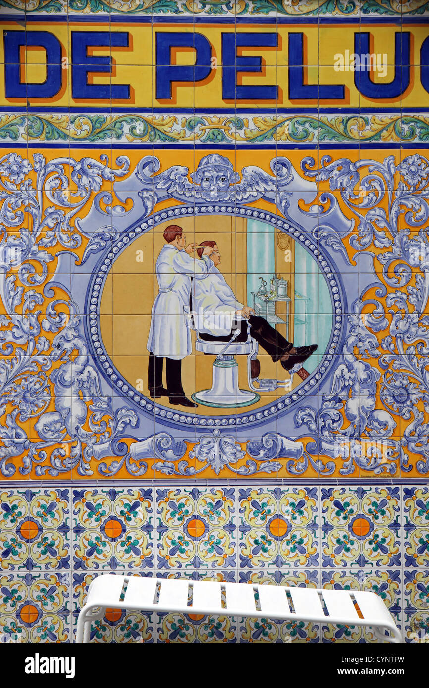 Détail de l'ancienne boutique/Gran Peluqueria carreaux de céramique, montrant de coiffure de client, Madrid, Espagne Banque D'Images