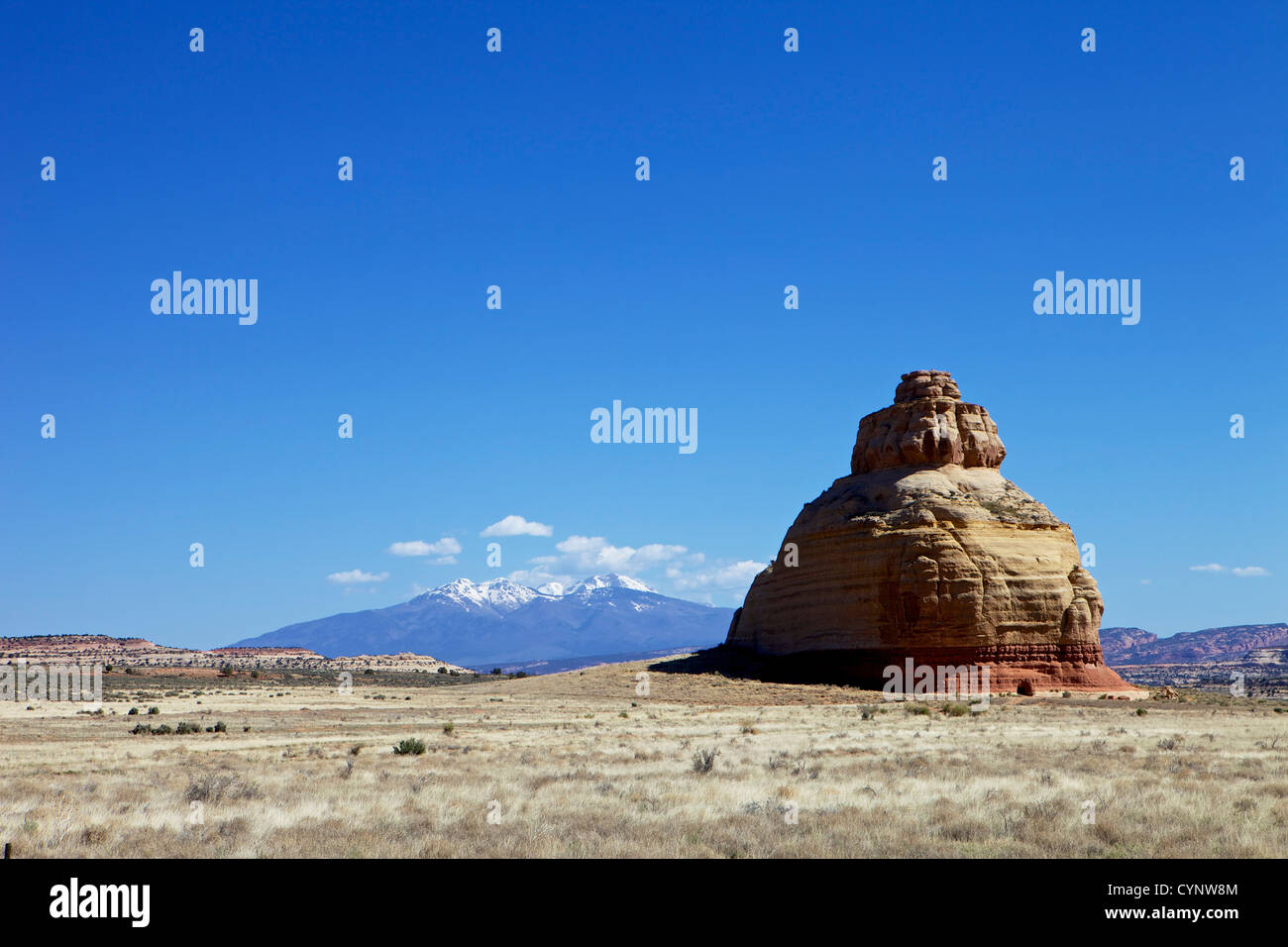 Church Rock près de Canyonlands National Park, Utah avec Montagnes La Sal dans la distance Banque D'Images