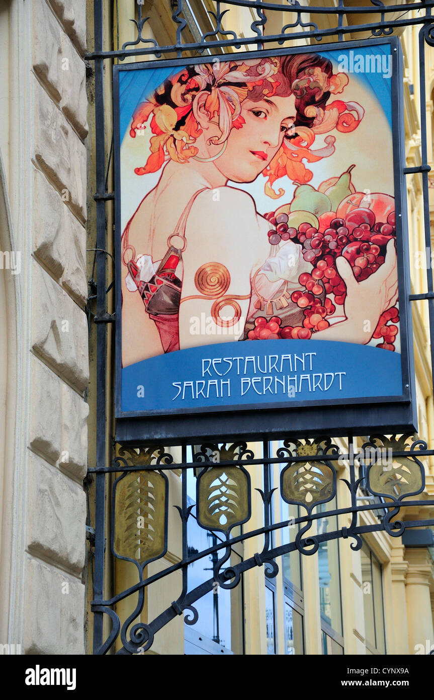 Prague, République tchèque. L'Art Nouveau (Alfons Mucha) signe de la Sarah Berhardt Restaurant dans l'Hôtel Paris Banque D'Images