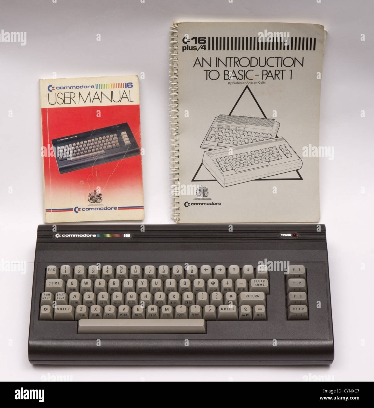 Le Commodore 16 accueil ordinateur avec les manuels d'origine en arrière-plan Banque D'Images