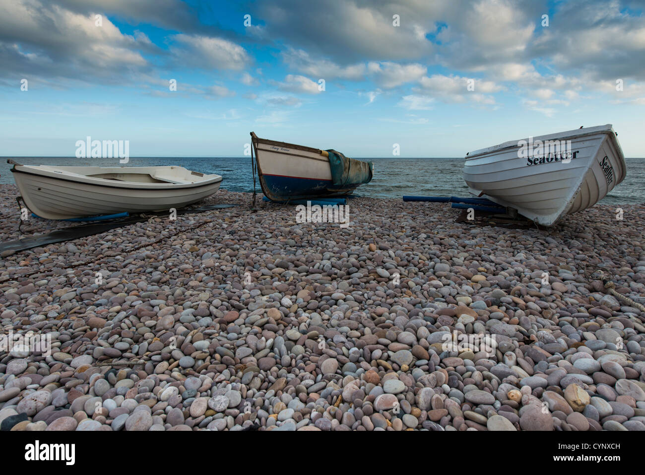 Le 15 septembre 2012. Budleigh Salterton, Devon, Angleterre. Trois bateaux à Budleigh Salterton beach. Banque D'Images