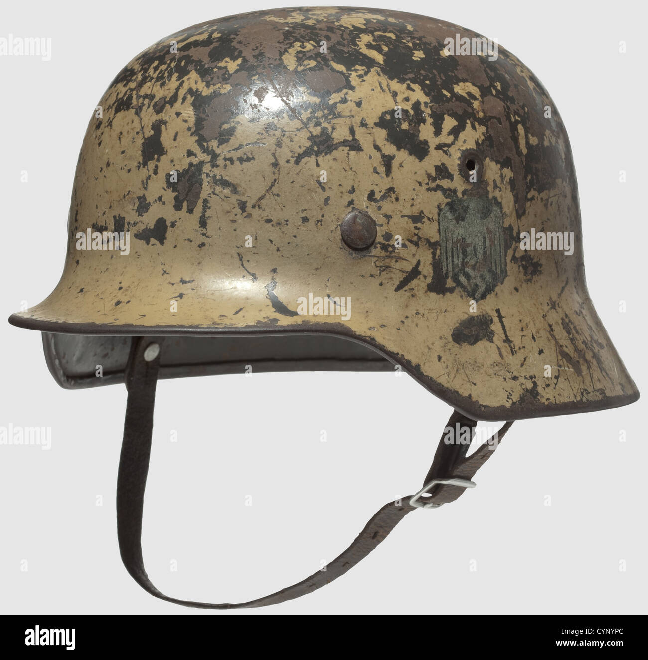 Un casque en acier modèle 1936/40 avec un seul emblème, la coque précédemment laqué champ gris avec des évents impressionnés, le camouflage tropical de couleur sable 30 % et le bouclier d'aigle ré-exposé 50 % préservé. Légèrement rouillé et bosselé, avec garnitures intérieures M 31 et mentonnières. Signes d'usure et d'âge,historique,historique,années 1930,20e siècle,Afrique,corps,africain,branche de service,branches de service,service armé,objet,objets,coupure,découpe,découpe,découpe,militaire,militaria,armes défensives,arme,protection,protection,droits additionnels-Clearences-non disponible Banque D'Images