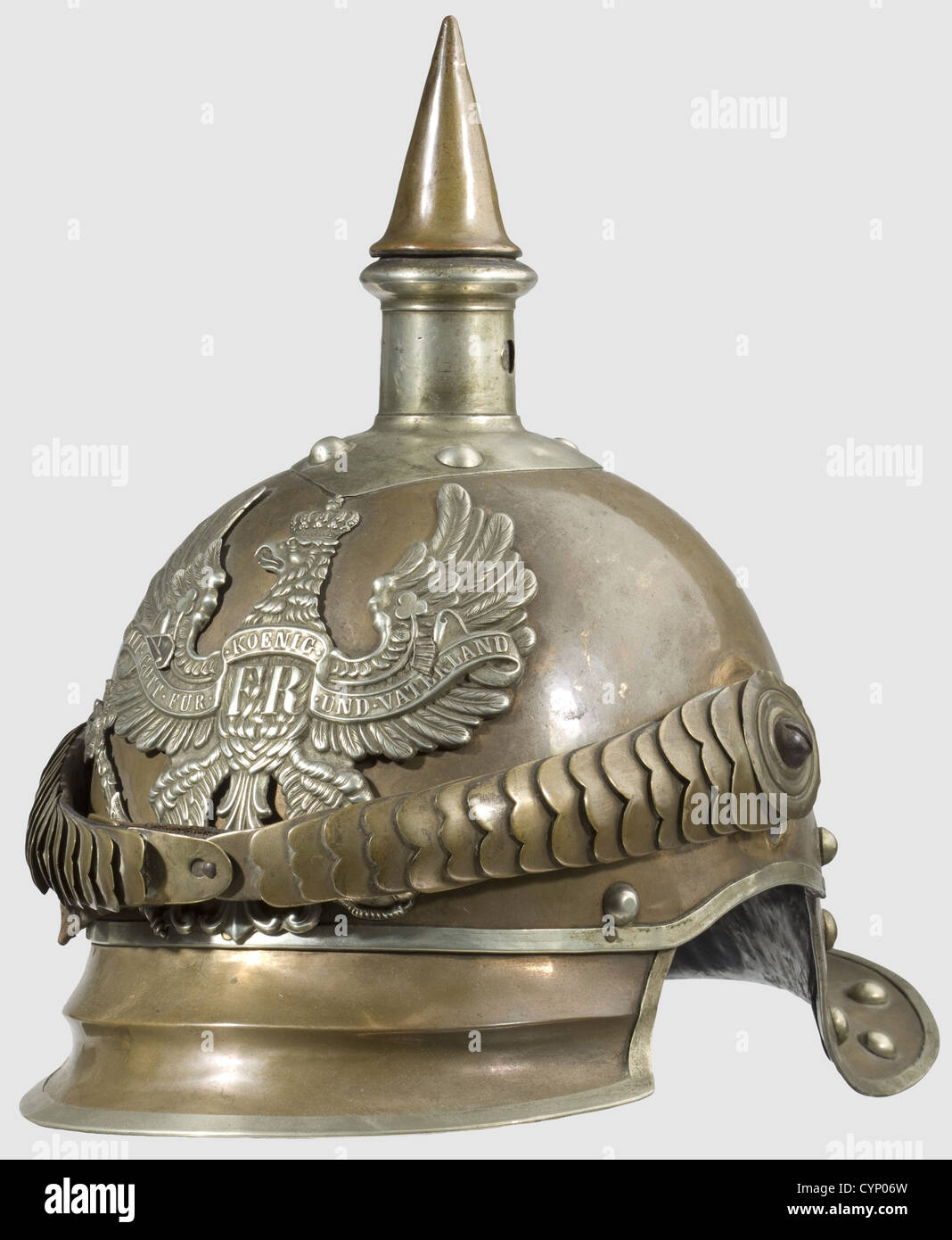 Un modèle de casque 1867 pour hommes enrôlées, du régiment Cuirassier  Kaiser Nicholas I de Russie(Brandebourg)Nr. 6. Crâne tombak avec visière  frontale striée et raccords en nickel-argent. Chinovers sur les vis,  enlisted