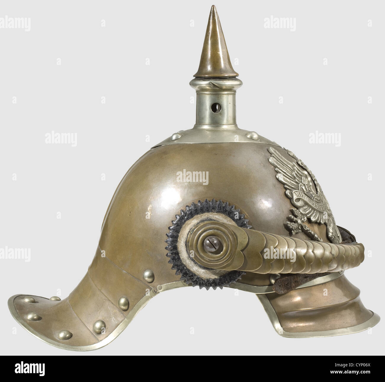 Un modèle de casque 1867 pour hommes enrôlées, du régiment Cuirassier  Kaiser Nicholas I de Russie(Brandebourg)Nr. 6. Crâne tombak avec visière  frontale striée et raccords en nickel-argent. Chinovers sur les vis,  enlisted