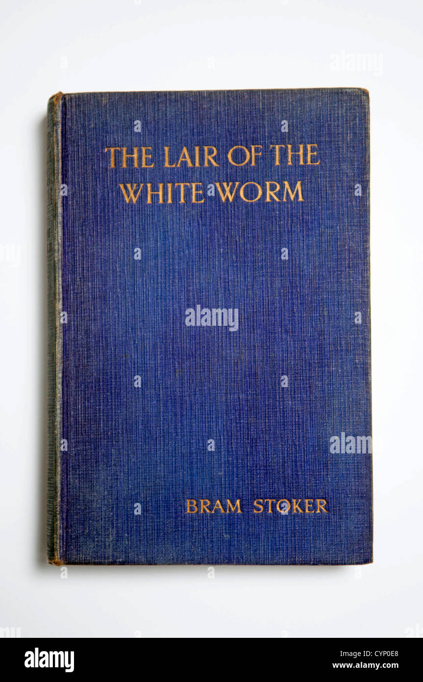 Bram Stoker livres - UK - 8 novembre 2012 : l'antre du ver blanc réserve par le célèbre romancier Bram Stoker sur ce qu'aurait été son 165e anniversaire aujourd'hui. Ce livre rare de 1911 a été publié par W.King's Lynn et Co Ltd au Royaume-Uni un an avant sa mort. Banque D'Images