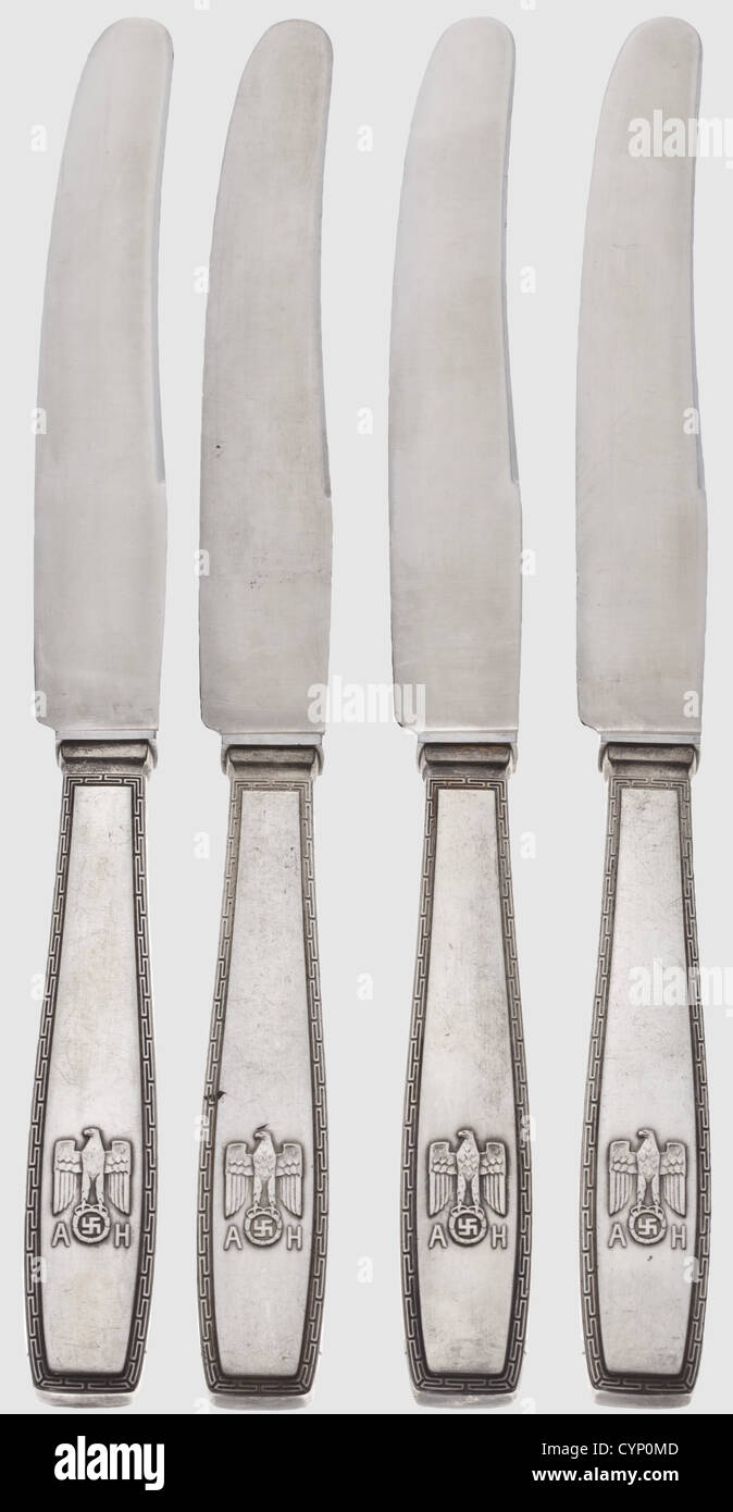 Adolf Hitler - quatre grands couteaux de table de son personnel argent, argent, lames en acier. Chaque manche a une frontière de méandre environnante et un aigle national en relief au-dessus du monogramme 'AH'. Marque la marque '800' avec un croissant de lune et de couronne. Longueurs de chaque 25.3 cm,historique,historique,années 1930,années 1930,XXe siècle,NS,national-socialisme,nazisme,troisième Reich,Allemagne,allemand,National-socialiste,nazi,période nazie,fascisme,throuning,propulseurs,lame,lames,arme de mêlée,armes de mêlée,main,armes de main,main,main,main,arme,armes,armes,Clearences,autres-droits non disponibles Banque D'Images