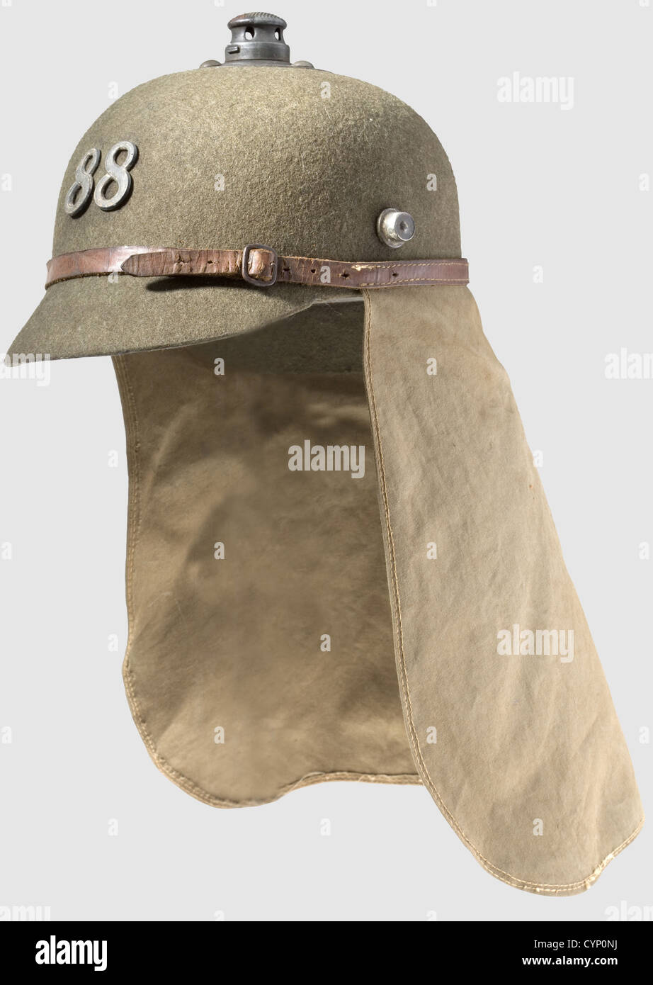 Un casque de remplacement modèle 1915, porté en Macédoine 1915 - 1917. Fait de feutre gris/vert olive à champ pressé, 1891 boutons et ferrures, numéro régimentaire '88' peint en gris sur le devant. Doublure en cuir endommagée, abat-jour de cou en tissu de coton beige olive, fixation de la sangle en cuir. Un casque très rare, porté sans blattes et pointes. Cf. J. Kraus, Die feldgraue Unifornierung, vol 1, p. 108,historique,historique,1910s,20e siècle,première Guerre mondiale / première Guerre mondiale,guerre mondiale,guerres mondiales,militaire,militaria,coupure,découpe,découpe,découpes,objet,objets,photos,droits additionnels-Clearences-non disponible Banque D'Images
