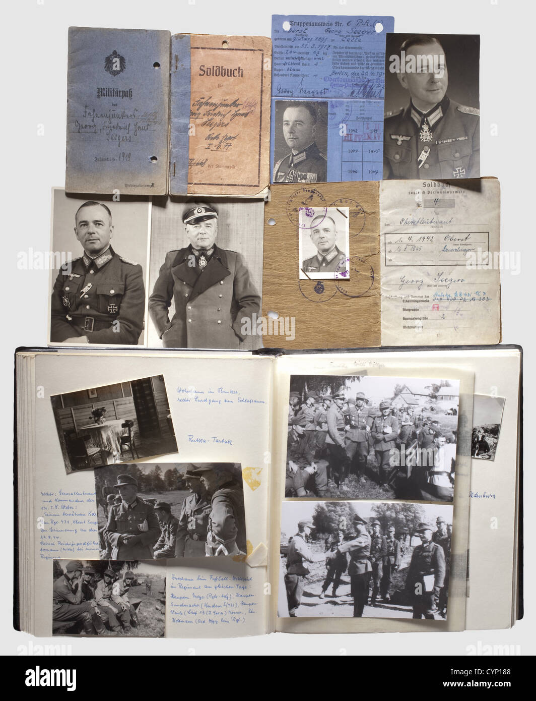 Documents et photos du général(Brigadier)Seeger,Pay book(Soldbuch)and militaire service book(Wehrpass)from 1917 in celle avec le 2e Régiment d'infanterie hanovienne 77,identification d'entrée comme prisonnier de guerre français 1919,identification militaire comme Oberst(colonel)avec le Bureau du personnel OKH du 20 avril 1942,payer le 20 février 1942 avec photo de Generalas(major) Ordre de la couronne roumaine de 3ème classe et de la Croix allemande en Or. Album avec environ 160 photos: Comme un ensign dans la première Guerre mondiale, un officier de Reichswehr, à Ru, droits-supplémentaires-Clearences-non disponible Banque D'Images