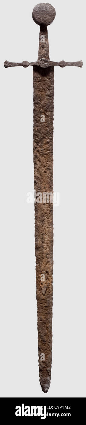 Une épée droite, Scandinavie est, 11ème/12ème cebntury. Lame droite à double tranchant avec une lame plus mince de chaque côté. Quillons droits avec trois garnitures en forme de disque. Tenon conique avec pommel à disque plat. Recherche d'excavation nettoyée et restaurée. Longueur 89 cm. Rare type d'épée. Un exemple similaire est celui du Musée national de Helsingfors. Cf. Heribert Seitz, Blankwaffen I, p. 146,historique,historique,12ème siècle,11ème siècle,épée,épées,armes,armes,arme,bras,dispositif de combat,militaire,militaria,objet,objets,alambics,coupure,coupures,coupures,découpe,droits additionnels-Clearences-non disponible Banque D'Images