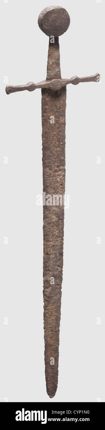 Une épée droite, Scandinavie est, 11ème/12ème cebntury. Lame droite à double tranchant avec une lame plus mince de chaque côté. Quillons droits avec trois garnitures en forme de disque. Tenon conique avec pommel à disque plat. Recherche d'excavation nettoyée et restaurée. Longueur 89 cm. Rare type d'épée. Un exemple similaire est celui du Musée national de Helsingfors. Cf. Heribert Seitz, Blankwaffen I, p. 146,historique,historique,12ème siècle,11ème siècle,épée,épées,armes,armes,arme,bras,dispositif de combat,militaire,militaria,objet,objets,alambics,coupure,coupures,coupures,découpe,droits additionnels-Clearences-non disponible Banque D'Images