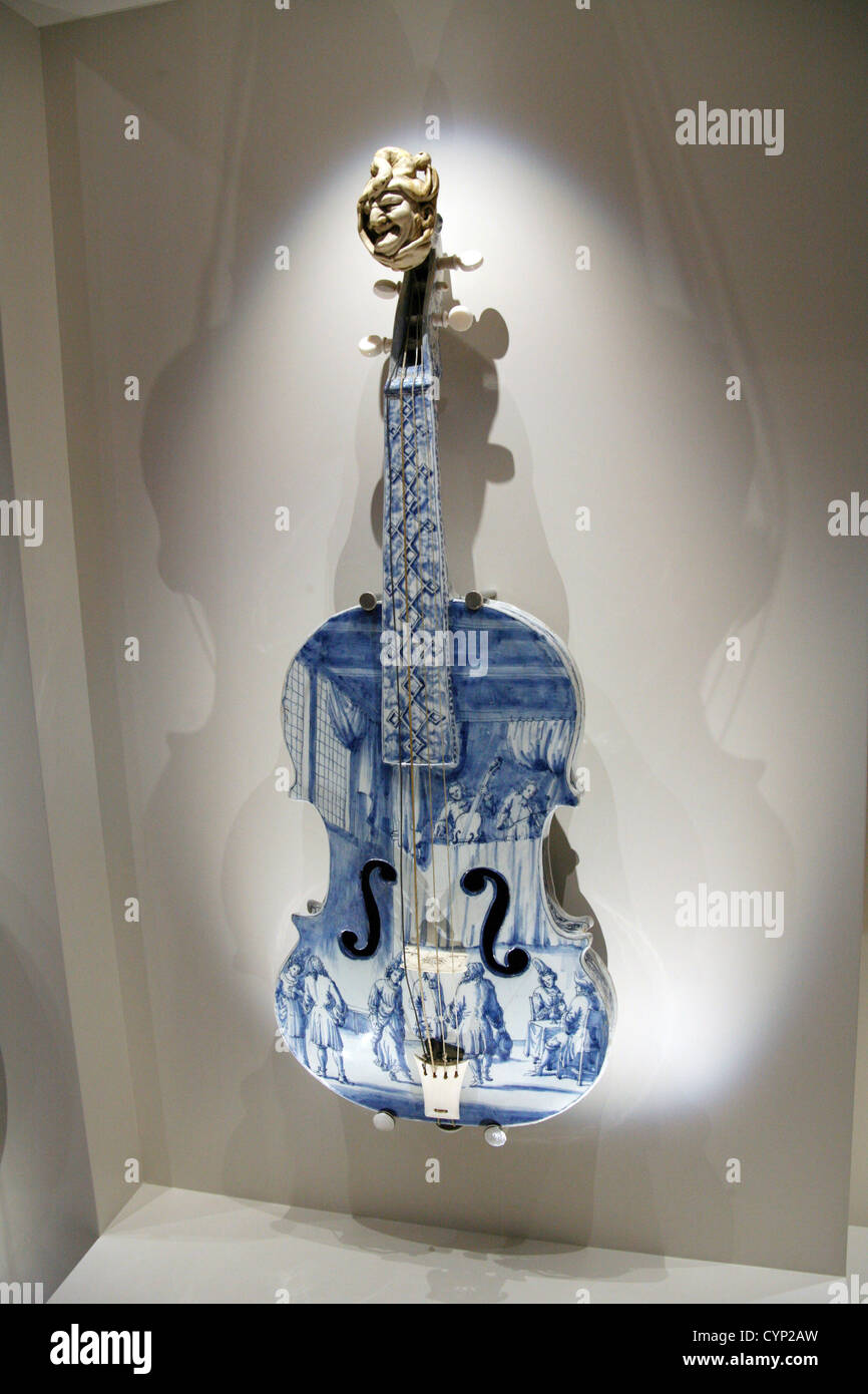 Céramique carreaux violon tenir sur le mur Banque D'Images