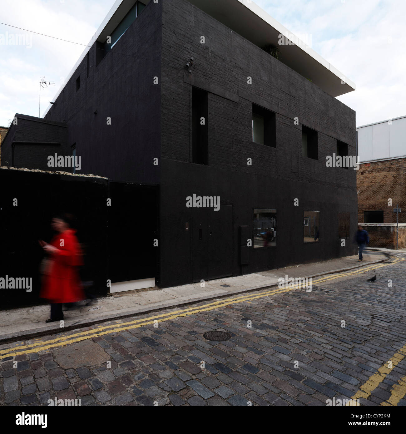 Sale House, Londres, Royaume-Uni. Architecte : Adjaye Associates, 2002. Vue d'élévation ouest, rue du hasard, avec femme Banque D'Images