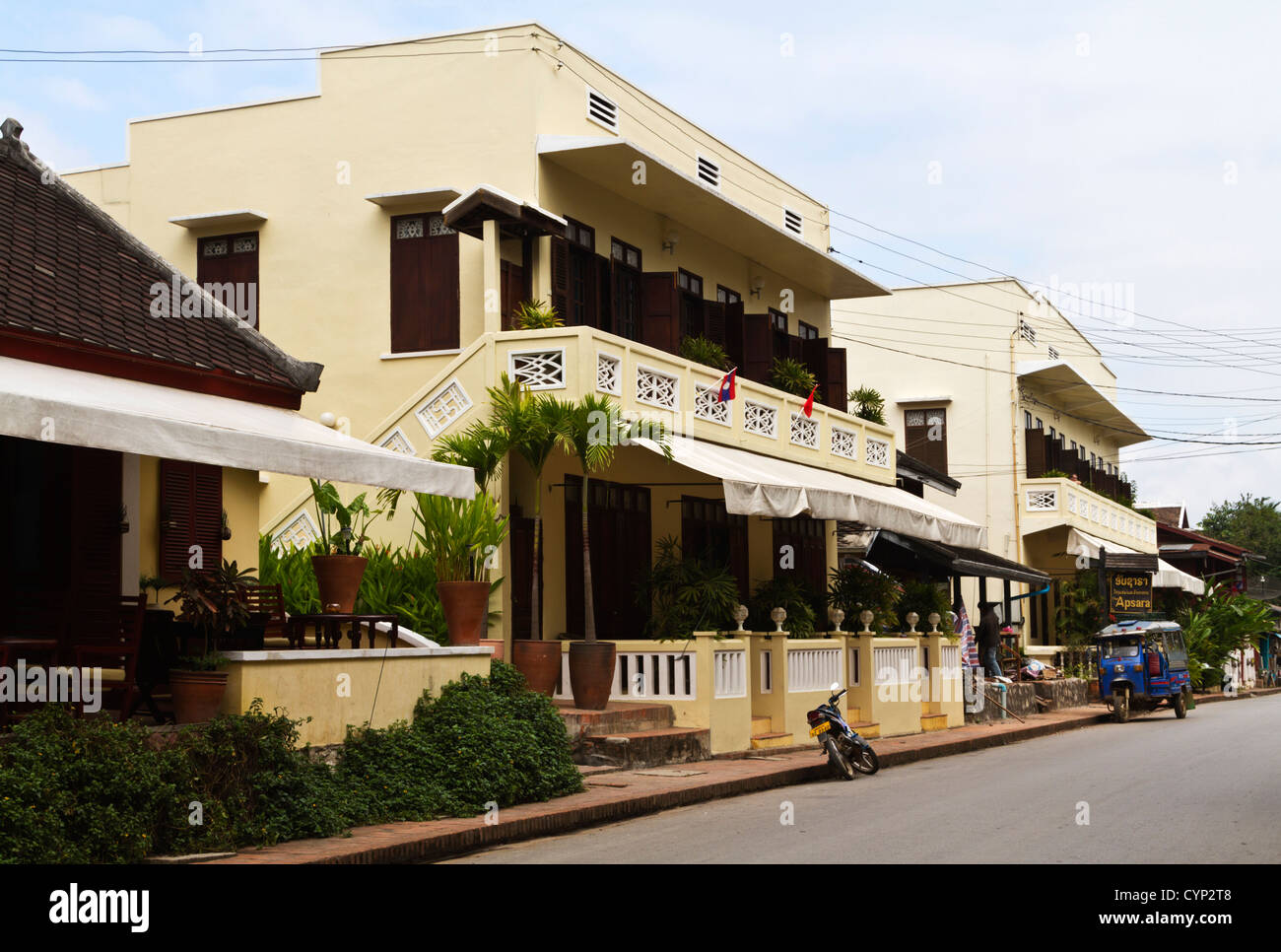 L'architecture coloniale française à Luang Prabang, Laos, avec l'omniprésent tuk-tuk transport. Banque D'Images