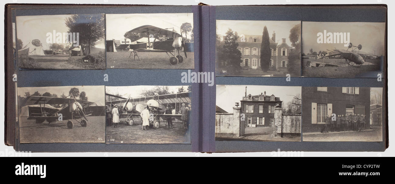 Un album photo du lieutenant Kammetz de la FA 207. 203 photos de différentes tailles, un nombre considérable d'entre elles montrant des avions et des accidents, malheureusement pas de titres ou de descriptions. Très intéressant. Dimensions 25 x 32 cm, album dos enfermé, déchirés, historique, historique, peuple, 1910s, 20e siècle, troupe, troupes, forces armées, militaire, militaria, armée, aile, groupe, force aérienne, forces aériennes, objet, objets, alambics, coupure, coupure, découpes, droits supplémentaires-Clearences-non disponible Banque D'Images