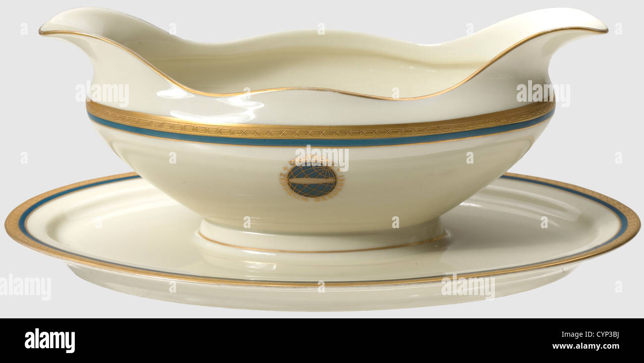 Un voilier de la vaisselle de la ligne allemande de livraison Zeppelin,  porcelaine émaillée de couleur ivoire avec or (partiellement gravé) et  garniture bleue, le devant orné du logo de la société,