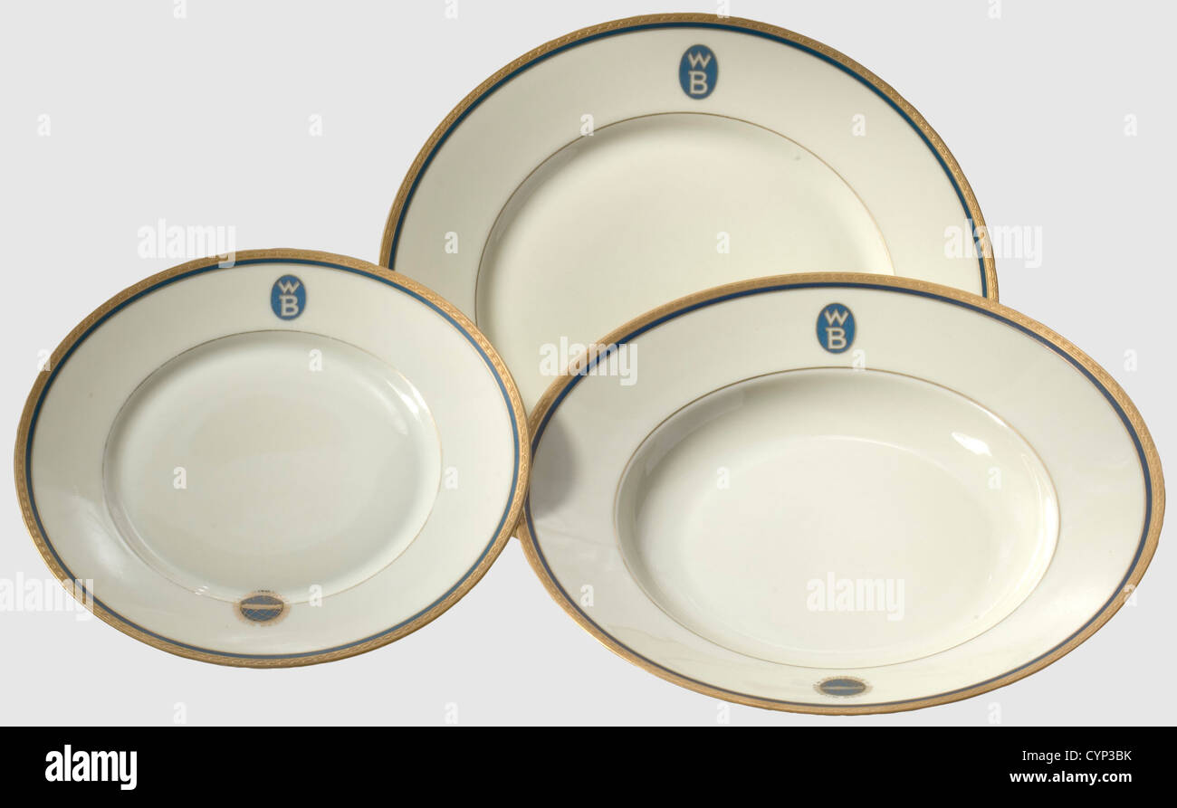 Trois assiettes de la vaisselle de la ligne allemande de livraison  Zeppelin, UN plat, un profond, et un dessert plat de couleur ivoire,  porcelaine émaillée avec or (partiellement gravé) et garniture bleue,
