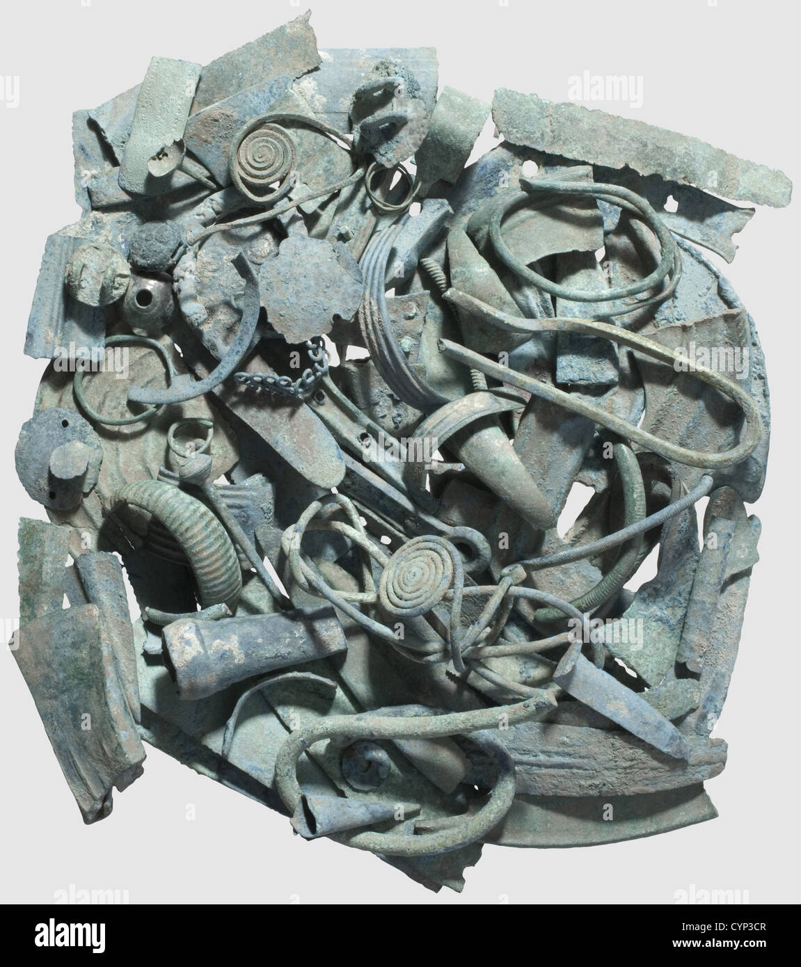 Une découverte de cerard de l'âge de bronze, région du Danube central,1300 - 1100 C.-B. composé de 142 parties(poids: Env. 5 kg). 35 fragments de lesses,poignards et scies,35 fragments de faucilles,17 fragments d'axes,3 fragments de lances,7 fragments de couteaux,12 morceaux de bracelets et de bagues,19 anneaux de cou de fil et parties de bagues,2 aiguilles,6 parties de pendules et de plaques (partiellement décorées),1 fil de péroné et 15 tuli,boutons et fragments de gaines. Excellent état du métal avec surface vert-bleu, en condition de recherche non nettoyée. Collection Axel Guttmann(no inve,Additional-Rights-Clearences-not available Banque D'Images