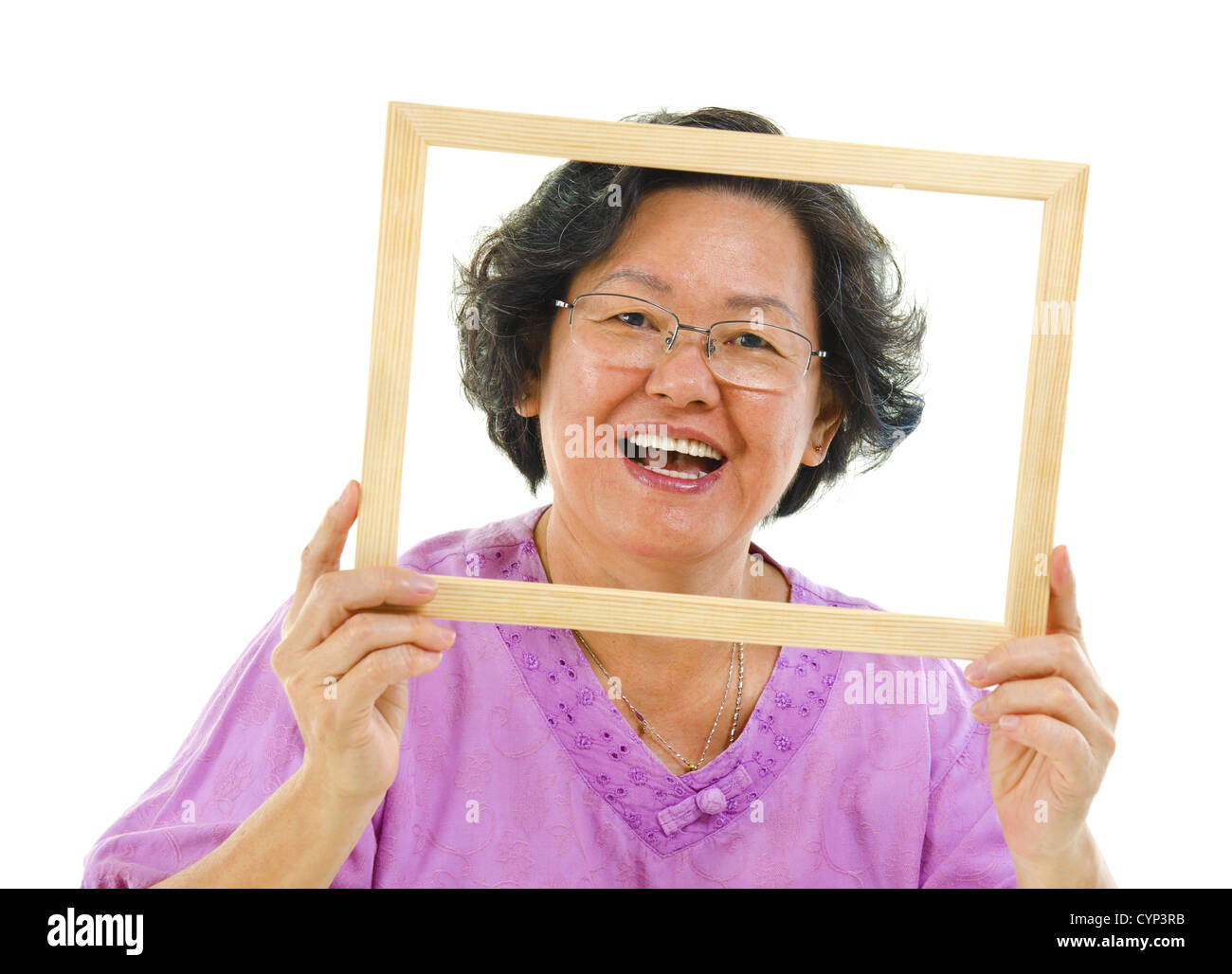 Smiling old Asian woman à l'intermédiaire d'un cadre vide, isolé sur fond blanc Banque D'Images