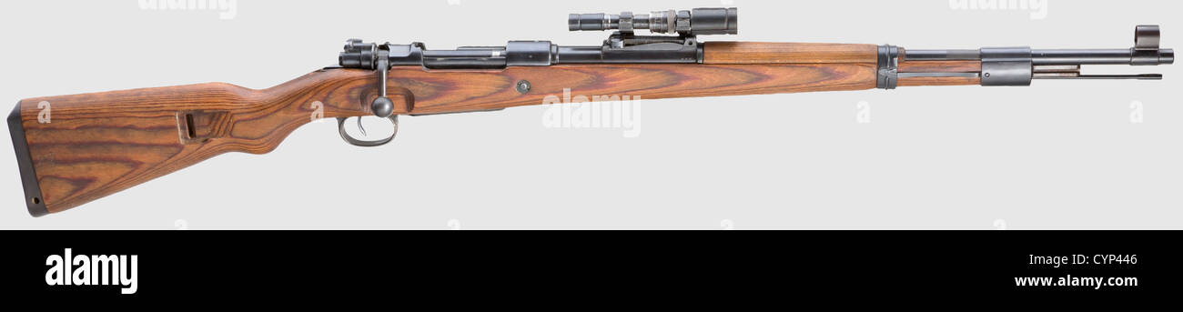 Un revolver militaire mod.1863/79,cal.11 mm cf,n° 80435.alésage brillant,longueur du fût 158 mm.6-shot.sur le canon marqué 'Lefaucheux Brte S.G.D.G..à Paris'.sur le côté droit du canon logement marquage militaire en forme de trois couronnes,sur le cadre supprimé 'T.3 n° 277'.Original-cylindre de couleur noyer,cylindre de durcissement, corps noir et cylindre de couleur de la poignée,cylindre en partie bleu Panels.Lanyard loop.rare objet de collection modifié de PIN-Fire à central feu comme avec le modèle 1871.en très bon état.Erwerbs, droits supplémentaires-Clearences-non disponible Banque D'Images