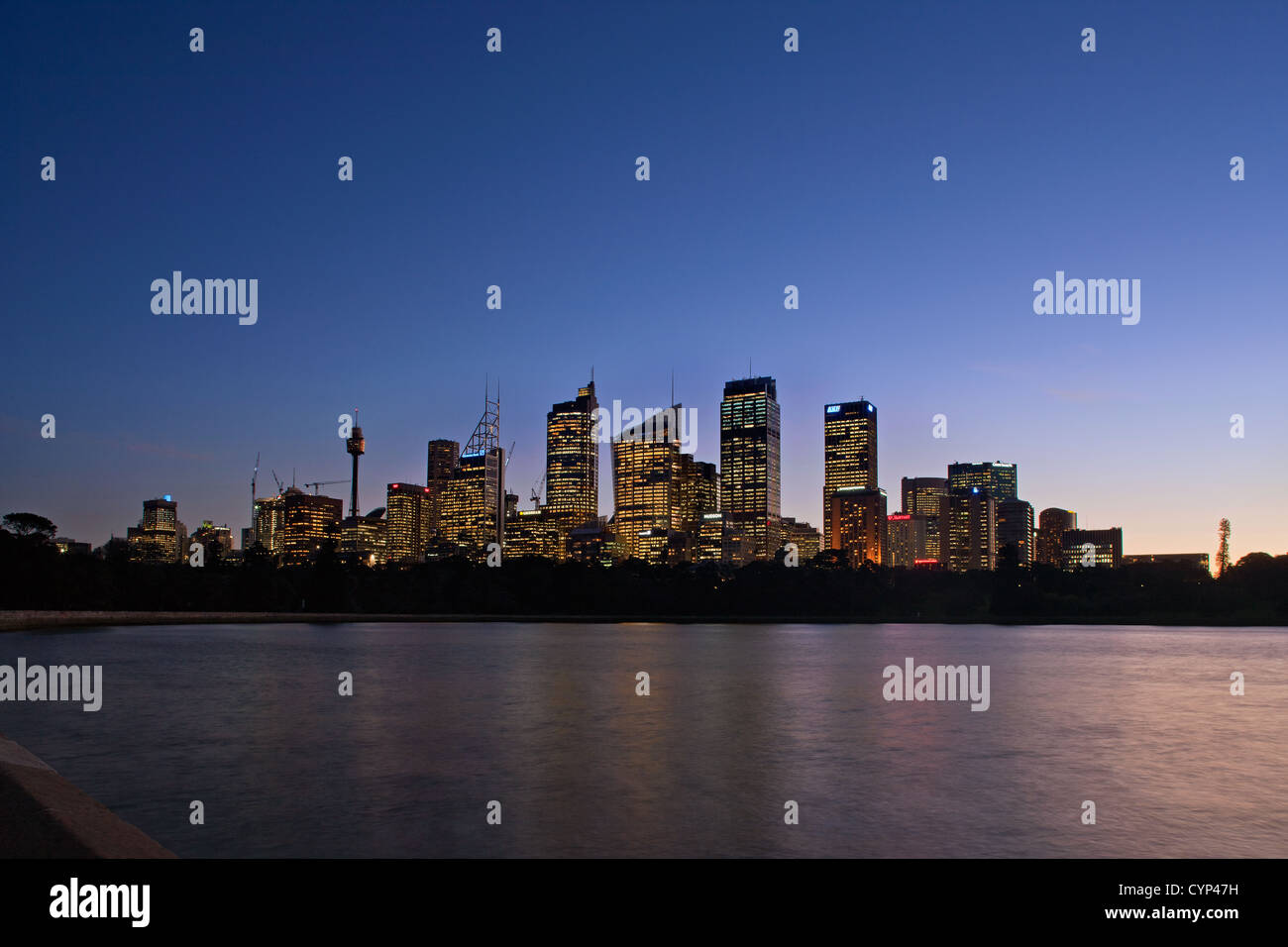 Une vue sur l'horizon de Sydney à l'aube comme vu du jardin botanique Banque D'Images