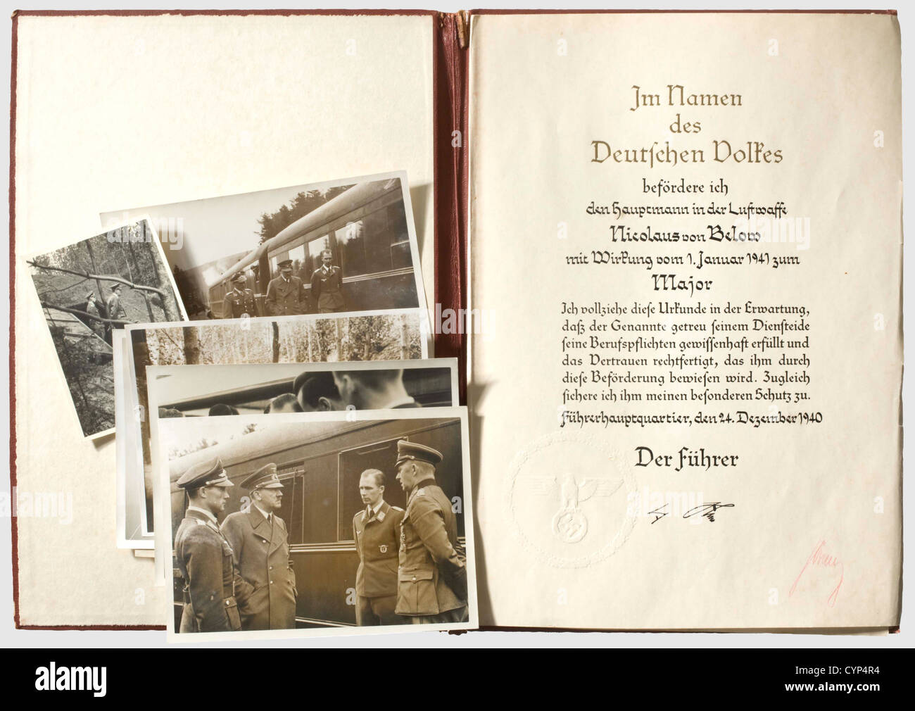 Oberst Nicolaus Freiherr von Below(1907 - 983)- un certificat de promotion à Major, dans un dossier en cuir.Grand document double page avec texte imprimé/calligraphique en date du 24 décembre 1940 et sceau aveugle (la svastika avec un minimum de dommages).signatures d'Adolf Hitler et Hermann Göring en crayon rouge indélébile.l'extérieur du dossier en cuir rouge-brun-or estampé aigle (légèrement heurté, légèrement endommagé à l'intérieur).l'intérieur est recouvert de papier (légèrement renflé).Dimensions 36.5 x 26 cm.avec dix photos de presse Hoffmann (légèrement endommagé),,droits supplémentaires-Clearences-non disponible Banque D'Images