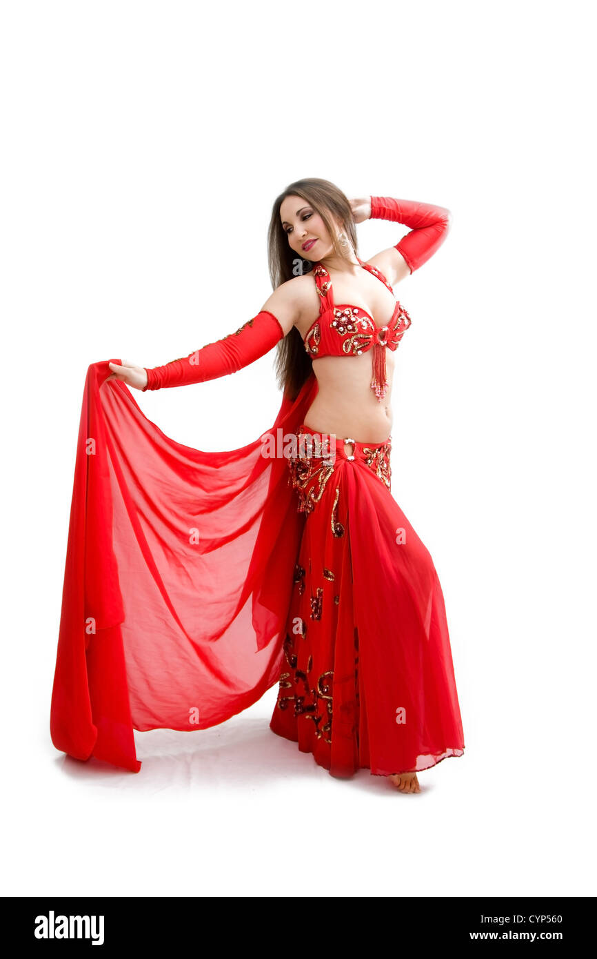 Belle danseuse du ventre en tenue rouge voile holding, isolé Banque D'Images