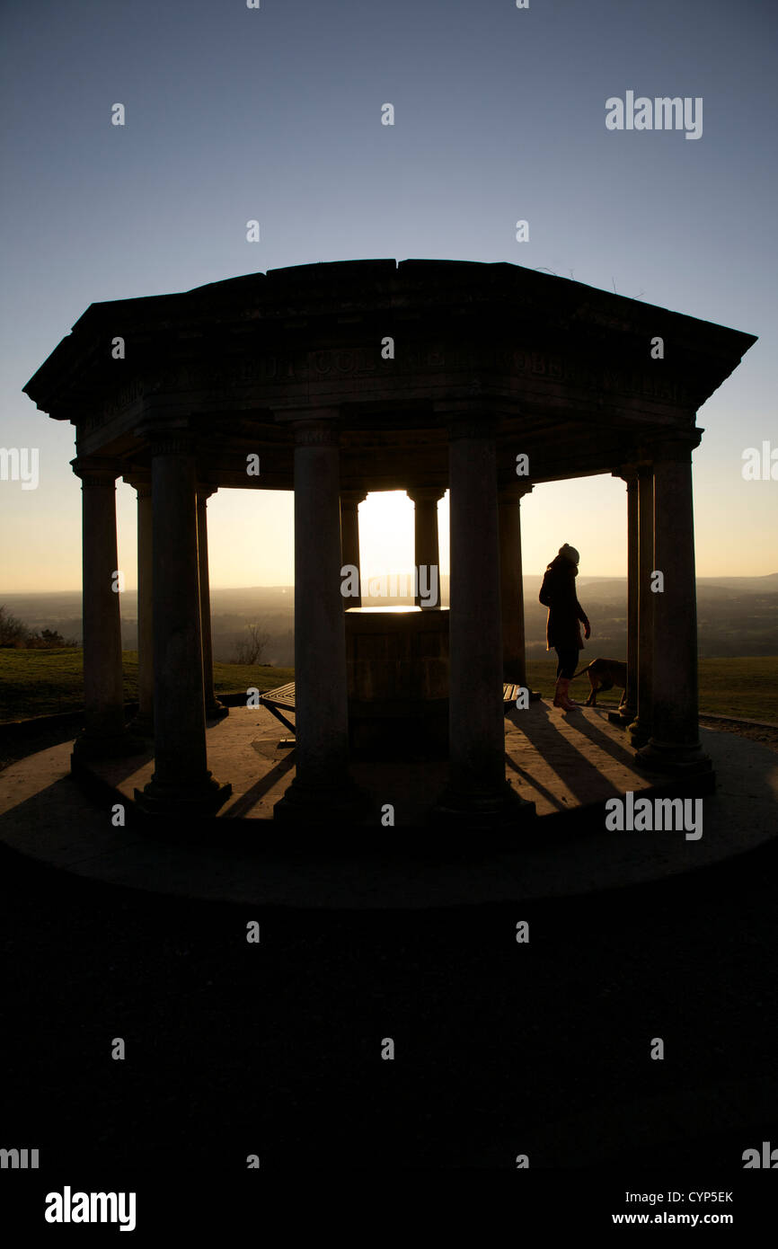 Structure en pierre et les colonnes de la Folie Memorial Inglis, Northdown Way à Reigate Hill avec une marchette et de chien au coucher du soleil Banque D'Images