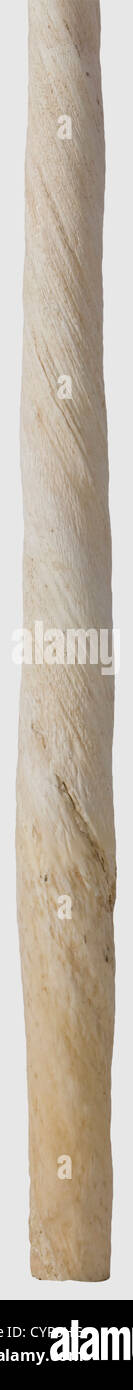 Un tusk narval, 20e siècle. tusk fort avec une structure hélicoïdale magnifiquement cultivée et un bout légèrement usé. Belle surface avec patine attrayante. Certification CITES disponible. Longueur 204 cm. Le narval (Monodon monoceros) appartient aux Monodontidae. Dès la Renaissance, les défenses de ces animaux étaient considérées comme les cornes des licornes légendaires et étaient attribuées à des pouvoirs surnaturels, historiques, artisanaux, artisanales, artisanales, artisanales, artisanales, objets, distillateurs, coupures, coupures, beaux-arts, art, art, droits supplémentaires-clôtures-non disponibles Banque D'Images