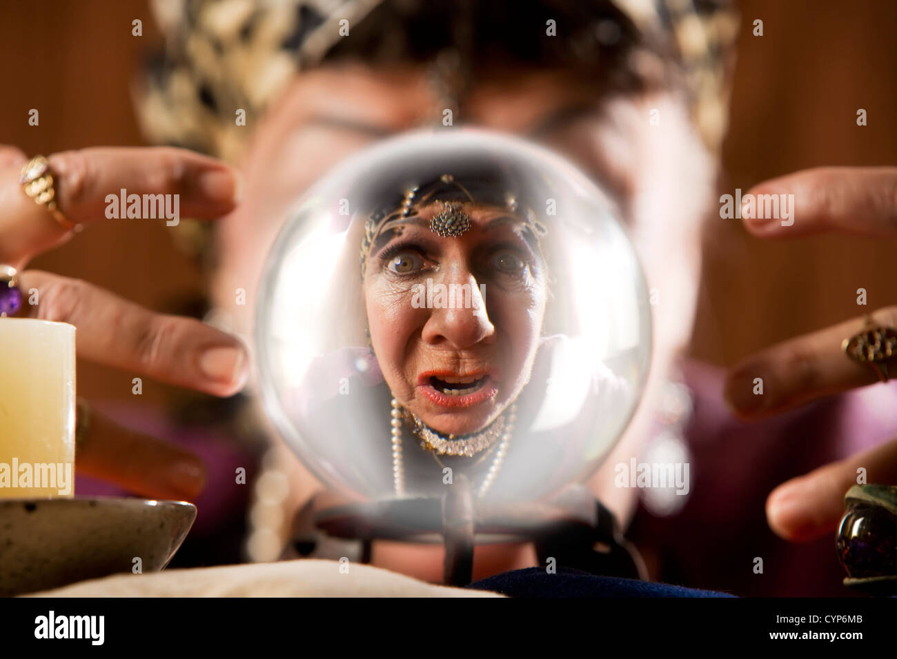 Femme gypsy Fortune Teller à dans une boule de cristal Banque D'Images