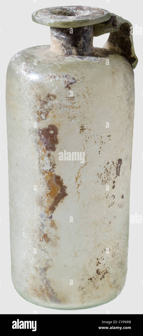Une bouteille romaine avec poignée, verre incolore du 1er - 3ème siècle. Corps cylindrique avec fond en creux, col court et poignée latérale. Anneaux fins et continus autour du corps. Intact, avec un léger iris. Hauteur 14 cm, historique, historique, monde antique, monde antique, temps antique, objet, objets, alambics, coupure, découpe, découpe, navire, navires, droits additionnels-Clearences-non disponible Banque D'Images Une bouteille romaine avec poignée, verre incolore du 1er - 3ème siècle. Corps cylindrique avec fond en creux, col court et poignée latérale. Anneaux fins et continus autour du corps. Intact, avec un léger iris. Hauteur 14 cm, historique, historique, monde antique, monde antique, temps antique, objet, objets, alambics, coupure, découpe, découpe, navire, navires, droits additionnels-Clearences-non disponible Banque D'Images